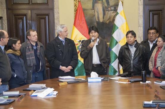  Evo Morales junto al Gabinete, en Palacio de Gobierno recibe a la delegación que viajo a Chile