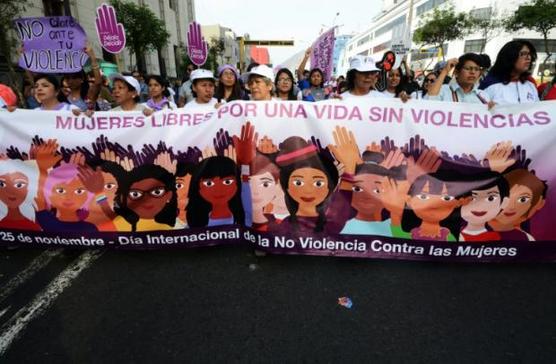 Activistas durante una manifestación en Lima 