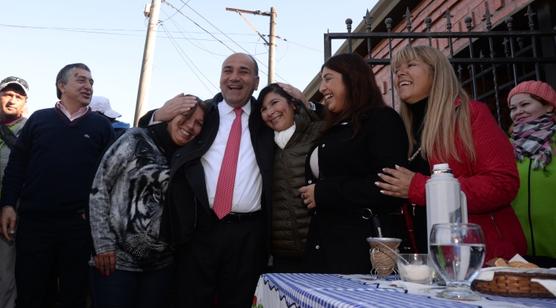 Manzur junto a mujeres