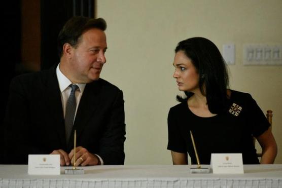 El presidente de Panamá, Juan Carlos Varela (I) y la canciller, Isabel Saint Malo, cuando presentaron la Comisión