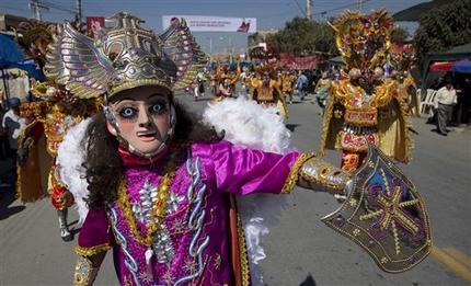 La diablada desfila ayer en Quillacollo