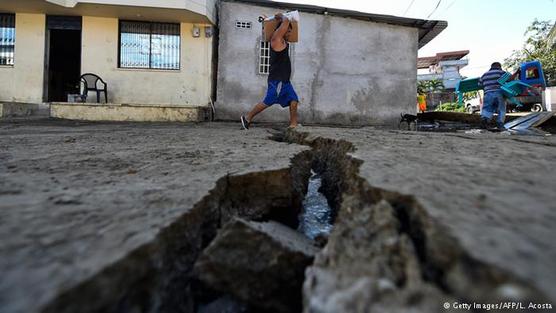 El piso agrietado en un barrio de Chivay 