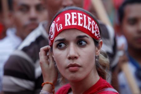 Una joven con una vincha con la negativa a la reforma