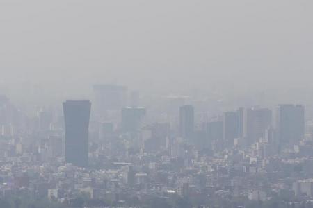 Edificios cubiertos de esmog en Ciudad de México