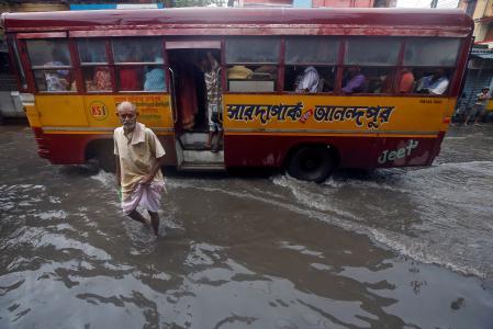 Una calle inundada en las cercanía de Dheli