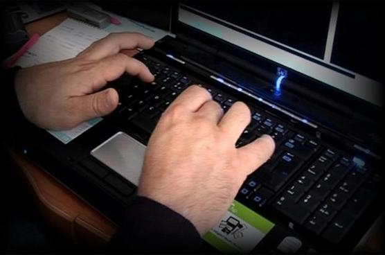 Un policía buscando información en internet