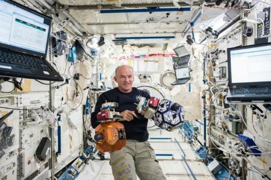 Jeff Williams supervisa los satélites durante un ciclo de mantenimiento en el laboratorio japonés Kibo