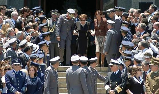 Lucia Hiriart de Pinochet rodeada de oficiales de la Academia Militar chilena