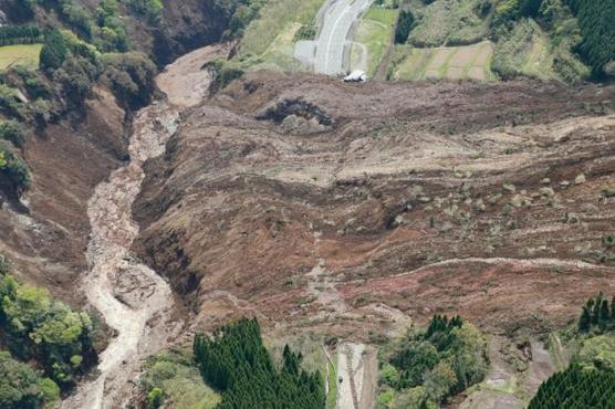 Vista aérea de un deslave de tierra luego de un temblor registrado en Minami-Aso, Kumamoto, Japón