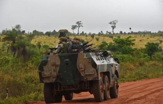 Militares y policias patrullan la zona donde actua la guerrilla