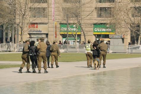 4 mujeres arrestadas por carabineros en protesta de espacio Londres 38