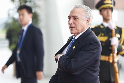 Temer abandonó la cumbre para comprar zapatos con tacos altos?