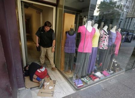 Un vagabundo en una galería de Montevideo