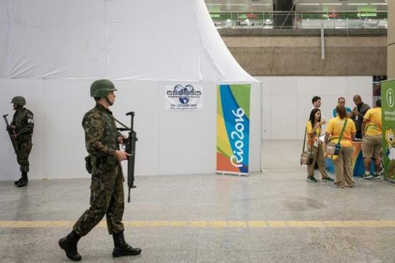 Personal de la Fuerza Aérea brasileña en el aeropuerto Galeao, durante los JJOO