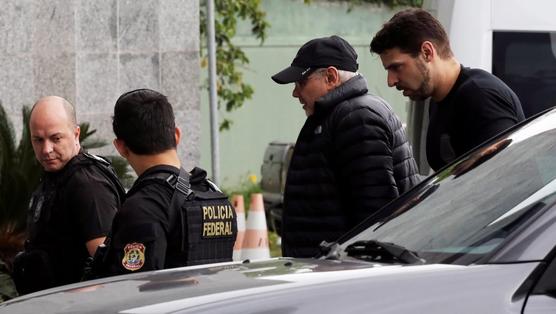 El exministro brasileño Guido Mantega rodeado de policías en Sao Paulo, ayer