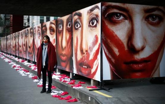 Un miembro de la ONG Rio de Paz posa durante una exhibición de la violencia contra las mujeres en la Avenida Paulista 