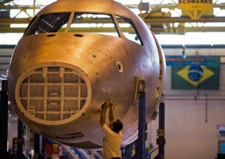 Un avión en la línea de ensamblaje de Embraer, en Sao José dos Campo