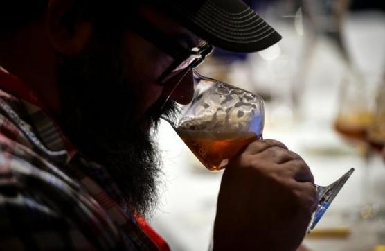 Un sommelier prueba cervezas durante la Copa Cervezas de América en Santiago, ayer