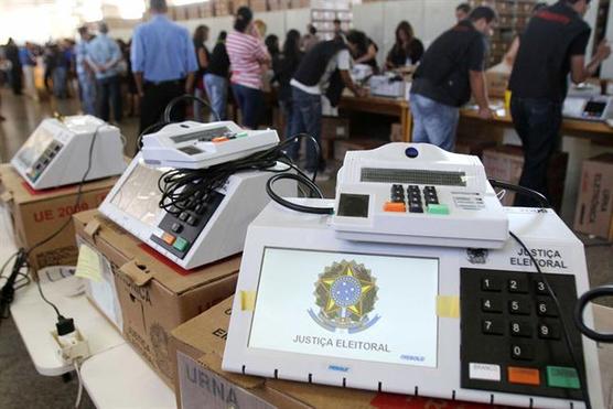 Maquinas para emitir el voto elecgtrónico, listas