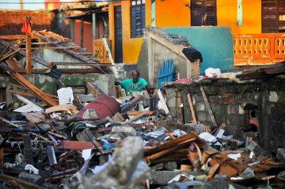 Un hombre entre los escombros de una construcción en Baracoa, en la provincia de Guantánamo