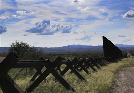 Alambres que forman parte de la frontera de Mexico con Arizona