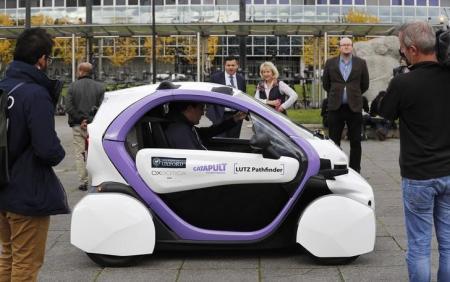 Una prueba de un auto sin conductor en Milton Keynes, Inglaterra