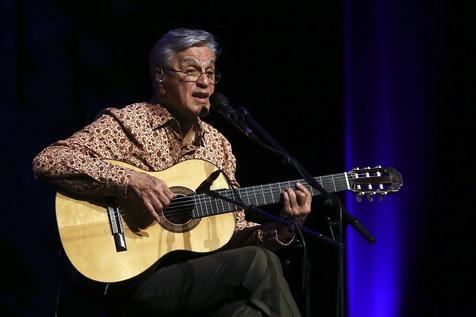 Caetano Veloso hace gala de su talento en el escenario pero también dispara reflexiones críticas de la realidad de su país.