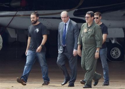 Cunha custodiado por policías federales, ayer en Brasilia