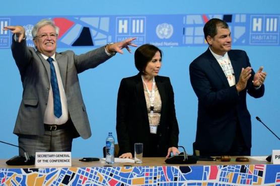 Joan Clos , la ministra , María de los Ángeles Duarte y Rafael Correa en el cierrer de Habitat III, ayer en Quito