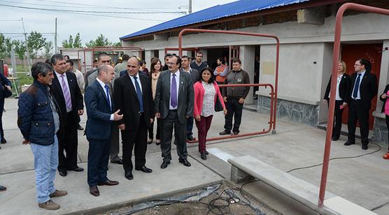 Lichtmajer le explica a Manzur los detalles de la obra