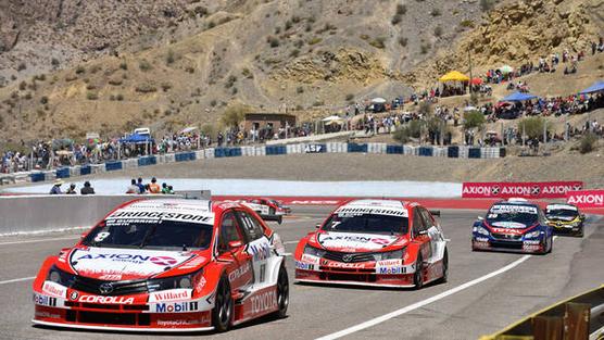 Guerrieri adelante y Rossi atrás, en la carrera de San Juan del Súper TC 2000