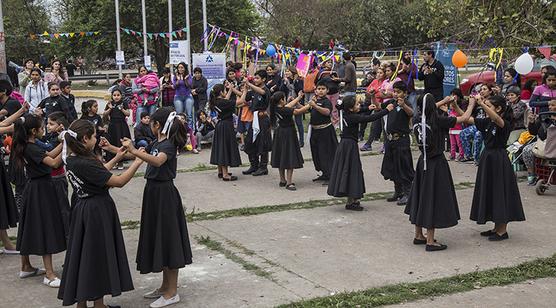 Bailes y coro en La Costanera