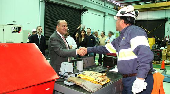 Manzur durante su visita a la empresa  Finning CAT