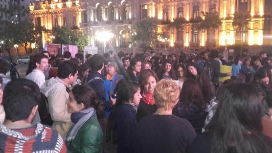 Los científicos y docentes tucumanos ayer en plaza Independencia