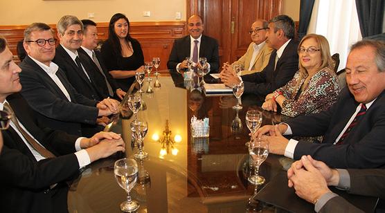 Manzur con empresarios chinos