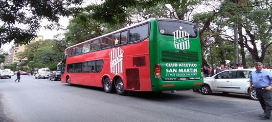 El flamante colectivo santo