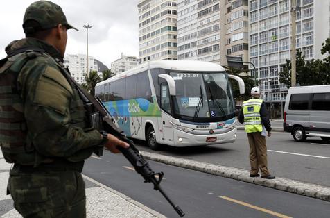 Un policía vigila las calles de Rio de Janeiro.