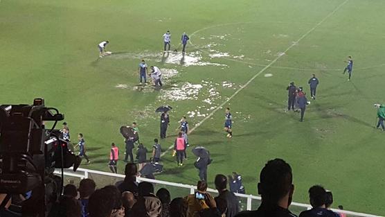 La cancha inundada anoche