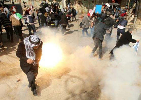 Gases lacrimógenos contra manifestantes palestinos