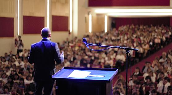 Lichtmajer ante miles de docentes