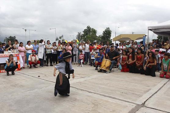 Un bailarín alegra el festejo