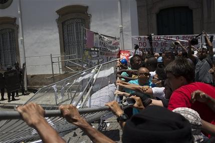 Manifestantes contra el ajuste frente a la legislatura