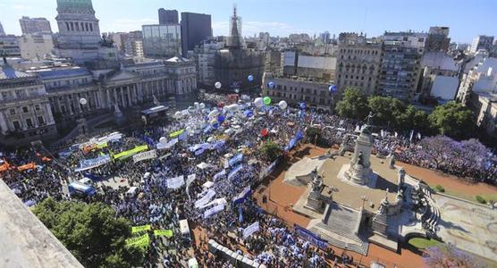 El Congreso rodeado por los manifestantes