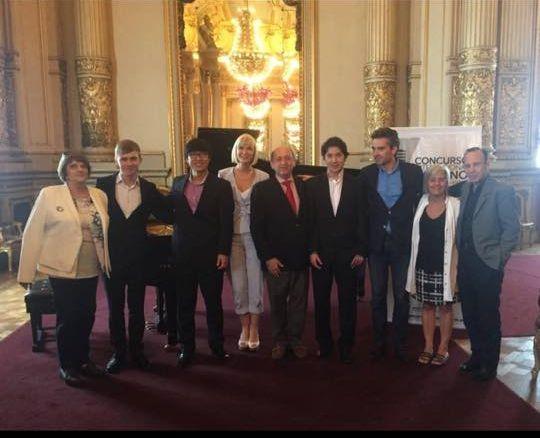 Los finalistas junto a Mauricio Guzman, Catalina Lonac, ayer en El Colón