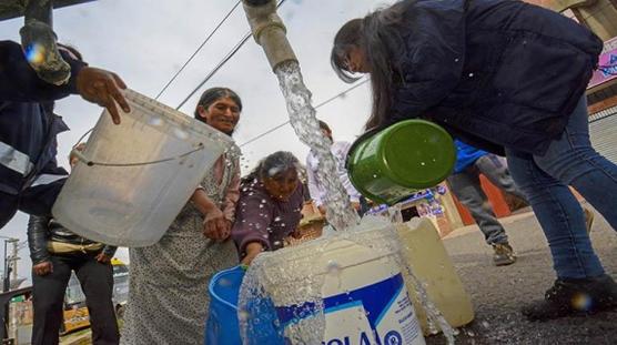 Distribución manual de agua en recipientes