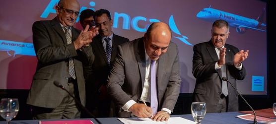 Manzur firma el convenio con la aerolínea