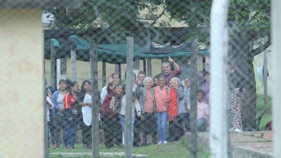 Los visitantes con Sala en el patio de la prisión