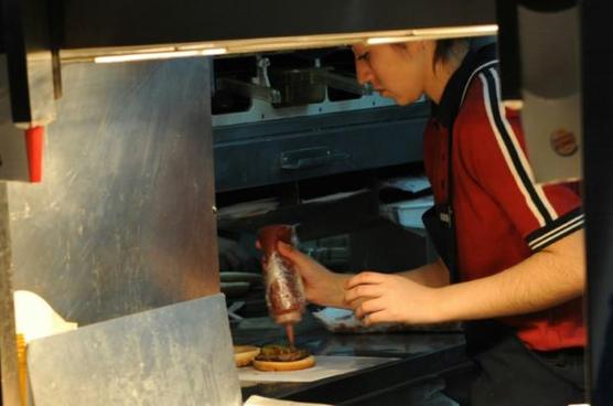 Hamburguesas y gaseosas en la dieta de los niños