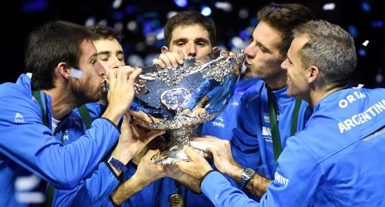 Todos felices levantando la copa