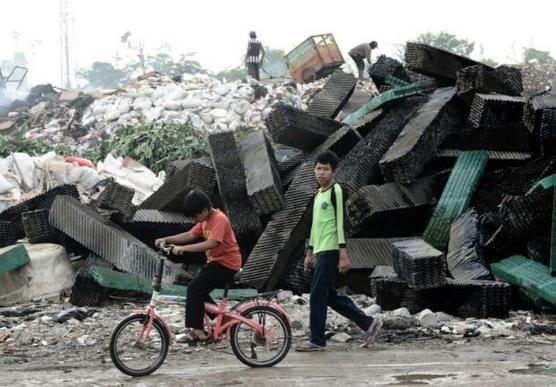 Niños de indonesia caminando por un basural